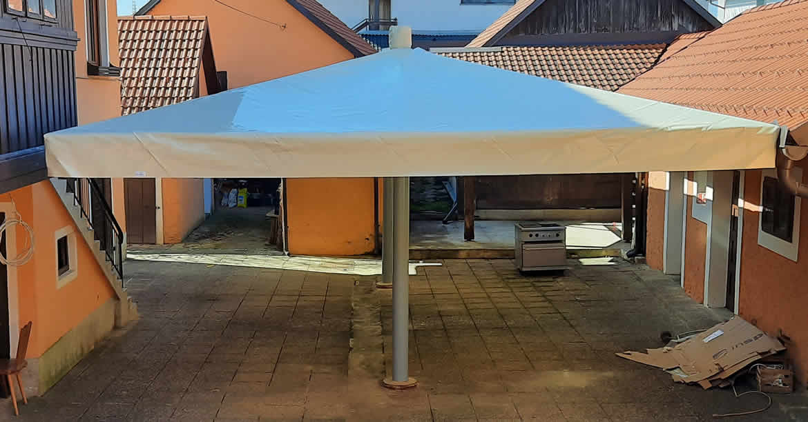 nadstrešek štiri kapni senčnik za gostinjstvo